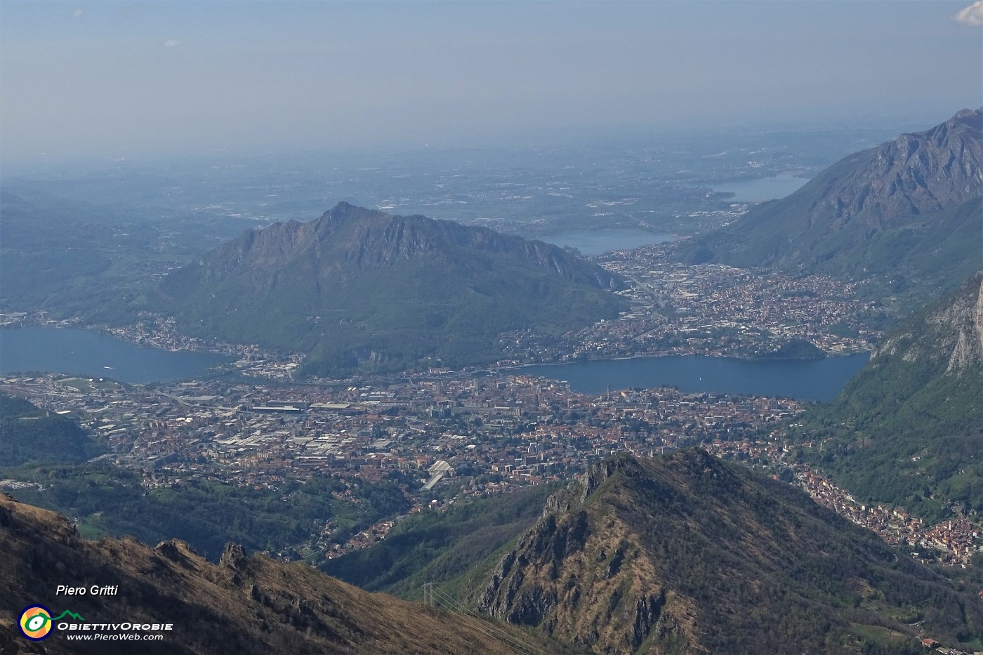 79 Dalla vetta del Due Mani vista su Lecco, i suoi laghi, i suoi monti.JPG